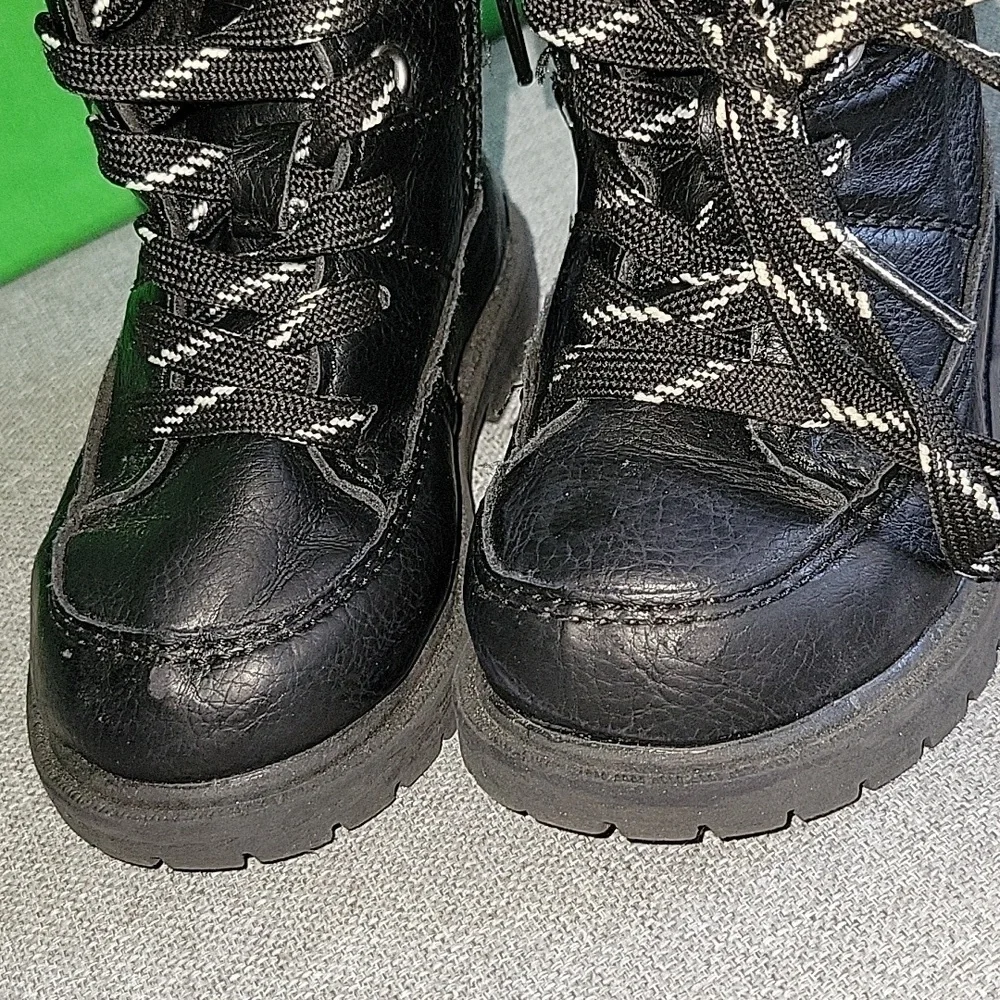 Bundle of 6 pairs of shoes for kids.‎